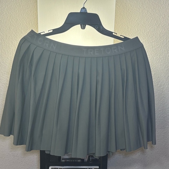 Tretorn Ladies’ Olive Green Pleated Skort – Size L – NWT - Picture 3 of 5